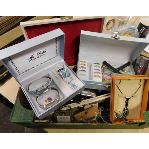 572 - Box of costume jewellery