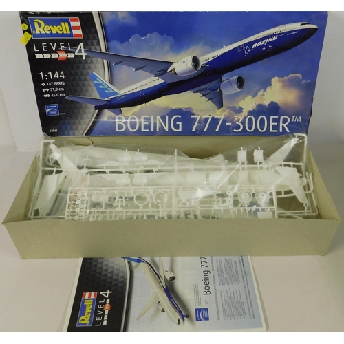 69 - Revell - Boeing 777 300ER - 1.144 scale model kit