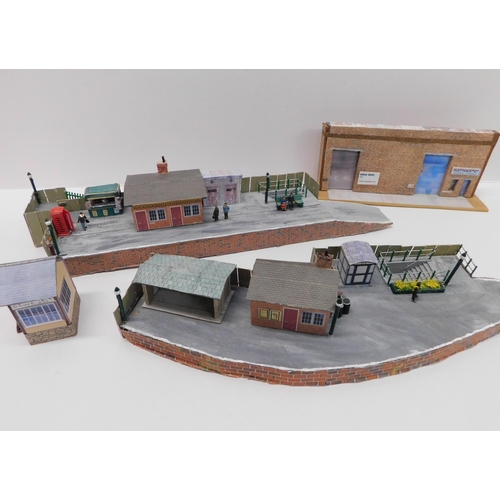 185 - Model railway - buildings/accessories