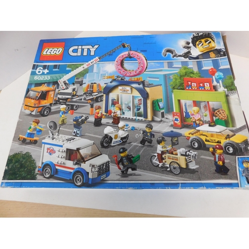 569 - New and boxed Lego City 60233 (slight wear to box)