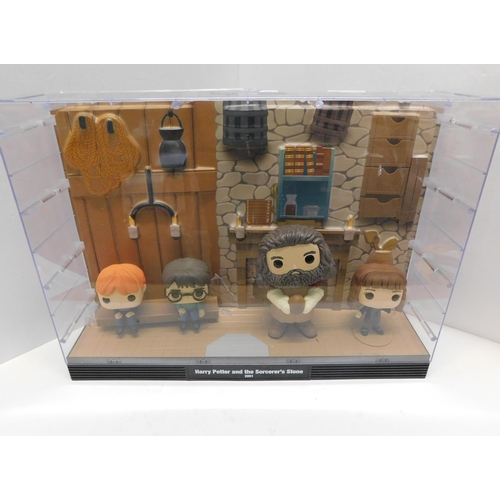 588 - Funko Pop, model display case - Harry Potter and the Sorcerer's Stone model display case (some damag... 