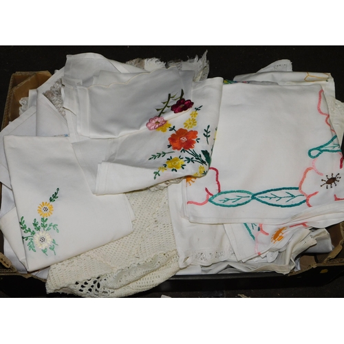 818 - Selection of mixed linens/embroidery etc