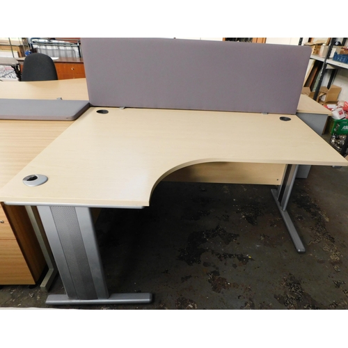 544 - Corner office desk with partition screen