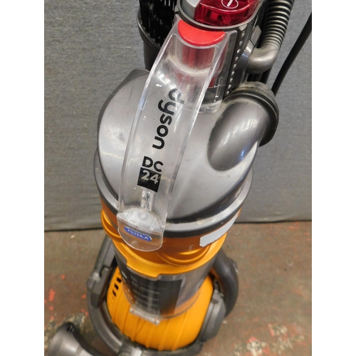 800 - Dyson Vac in working order