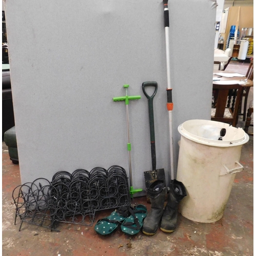 537A - Collection of garden equipment incl: flower bed, fencing etc