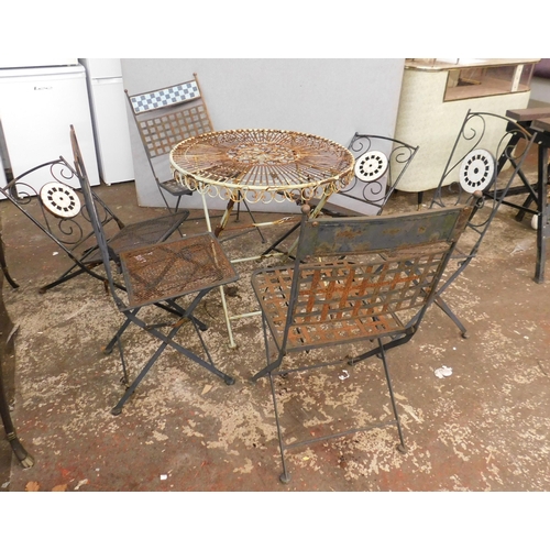 556 - Circular outdoor metal table & chairs