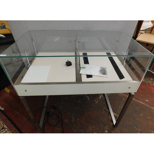 644 - Glass display cabinet with lighting approx. 42