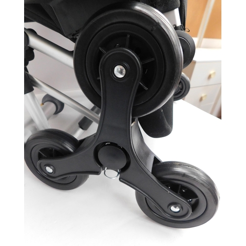 672 - Tri-wheel trolley and shower seat