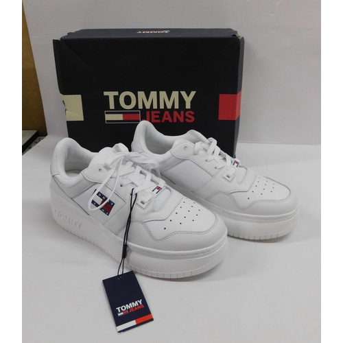 678 - Pair of Tommy Hilfiger size 41 trainer/shoes