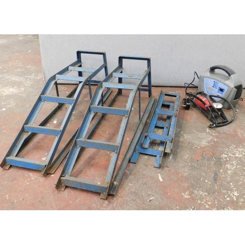 797 - 2 car ramps + tyre pump + 1 other