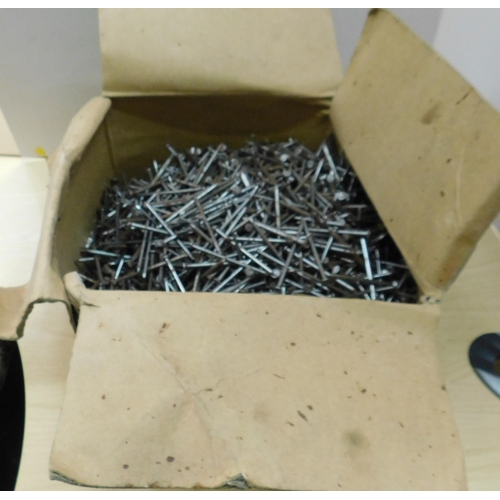 512 - Full box of nails