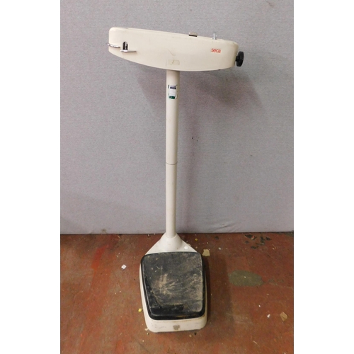 683 - Vintage shop style Weighing scales