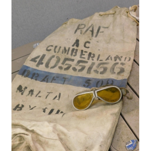 685A - Vintage RAF kit bag + goggles