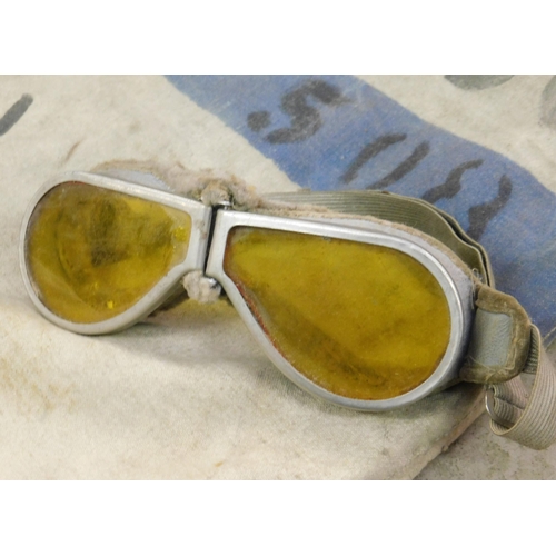 685A - Vintage RAF kit bag + goggles