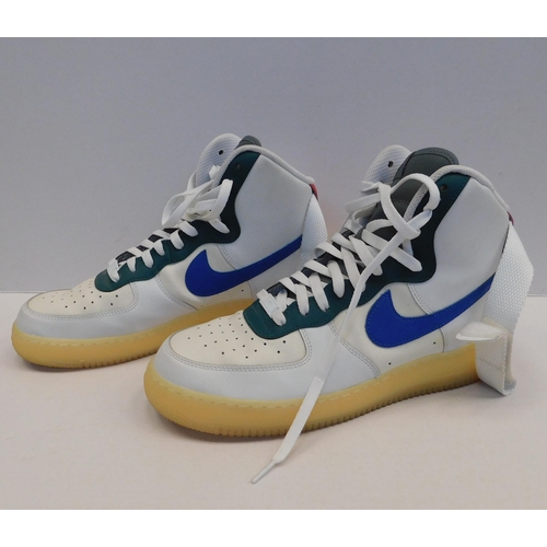 696 - Nike AirForce 1 High Tops - size 9