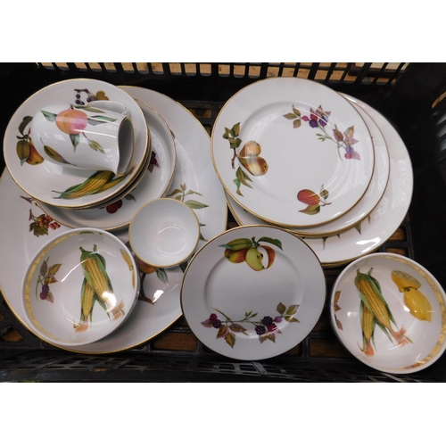 35 - Royal Worcester - Evesham pattern ceramics