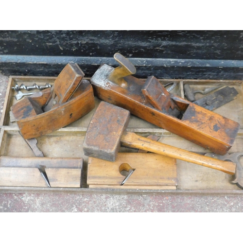 810 - Vintage joiners toolbox and large selection of tools