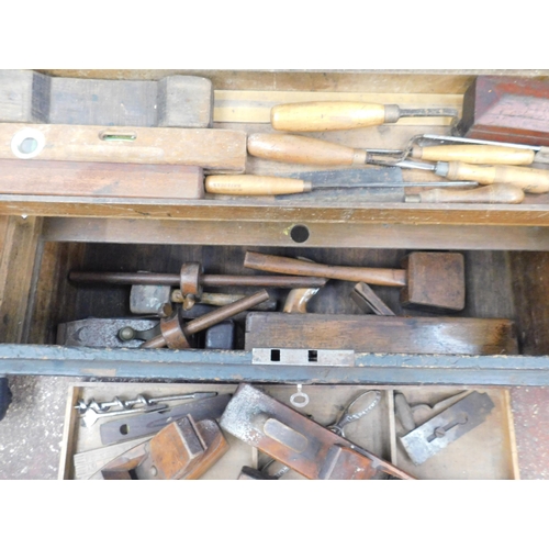 810 - Vintage joiners toolbox and large selection of tools