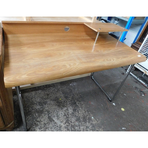 813 - Modern style desk