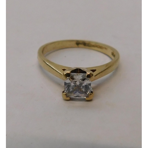 214 - 9ct gold - square/solitaire ring - Size L 1/2