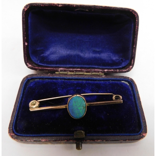 266 - 9ct gold - opal set/brooch