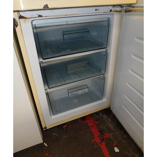 548 - Swan American style fridge freezer in w/o