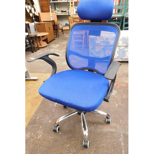 556 - Blue office chair