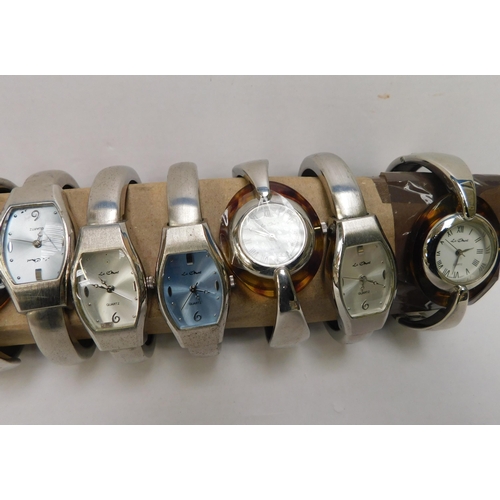 151 - Twelve - Ladies/Le chic wrist watches