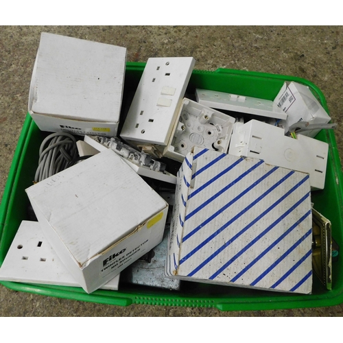 530 - Tray of electrical fittings incl. double sockets and plaster boxes