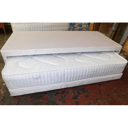 564 - Single bed base with pull-out guest bed and mattress