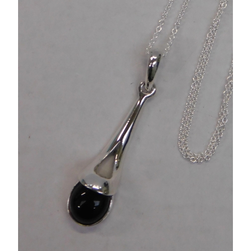 130 - Silver - jet set/pendant & chain