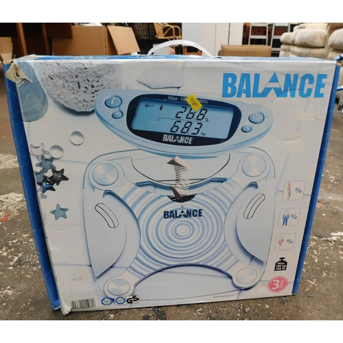 526 - Boxed balance scales