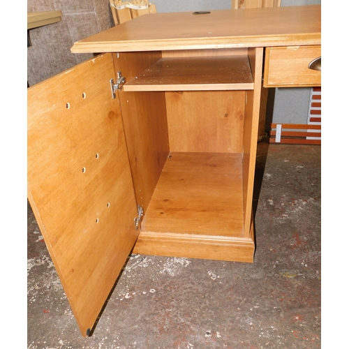 559 - Large pedestal desk approx. 60