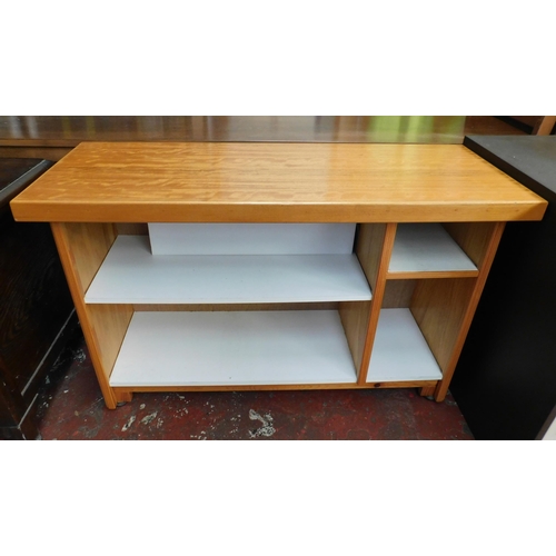 826 - Shelving unit