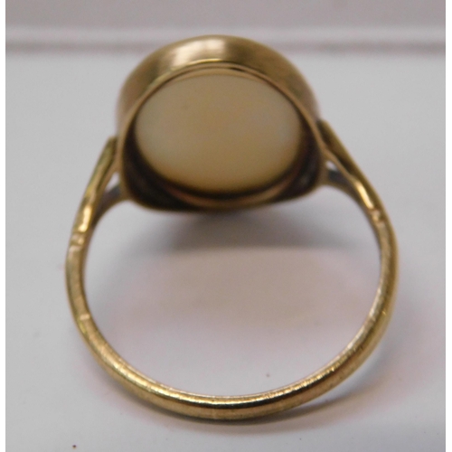 113 - 9ct gold - Cameo set/ring