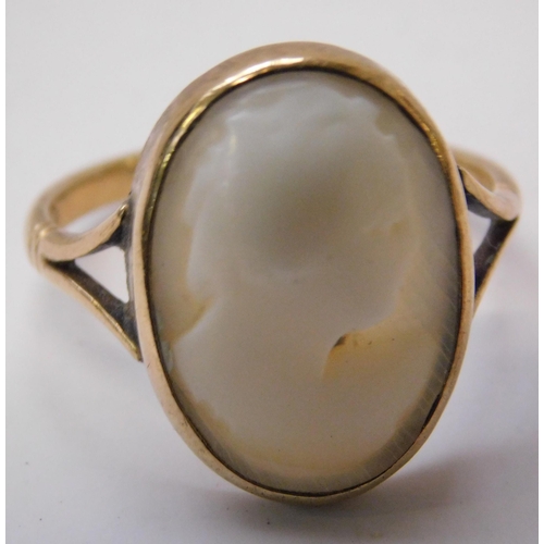 113 - 9ct gold - Cameo set/ring