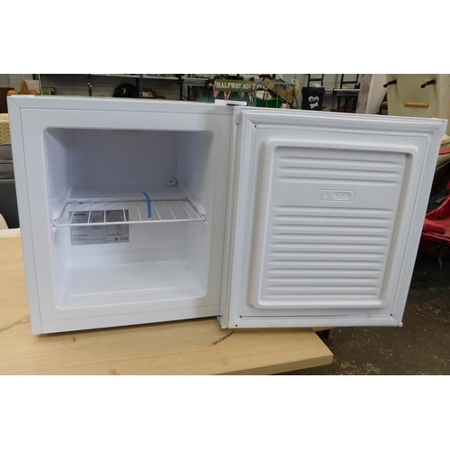 532 - Essential table top freezer W/O