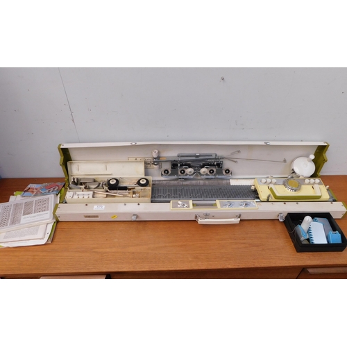 579 - Knitting machine with accessories - unchecked