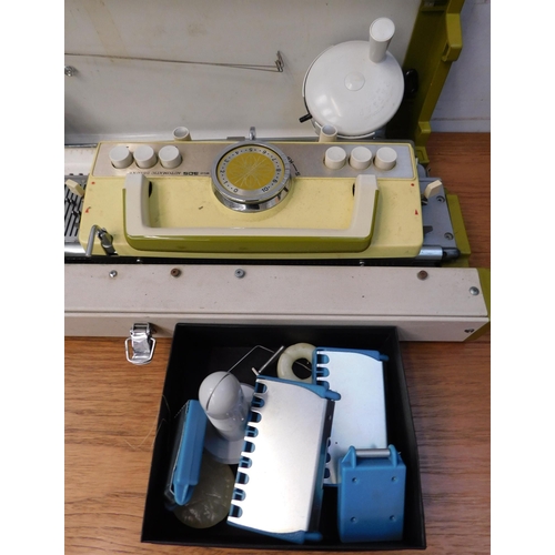 579 - Knitting machine with accessories - unchecked