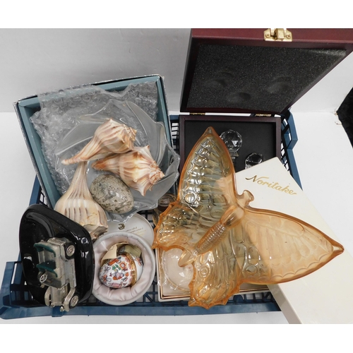 61 - Mixed items including - paperweights & shells