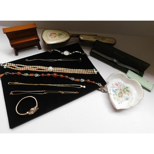 99 - Mixed items - including amber necklace/gold tone jewellery & wristwatch