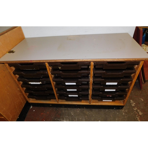 552 - Tray storage unit and 18 trays on castors 42