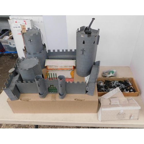 561 - Cardboard fort with plastic knight figures