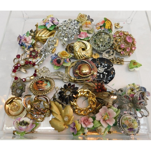 259 - Brooches & scarf clips - require attention