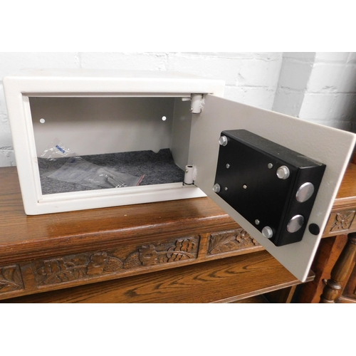 501A - Small safe with key