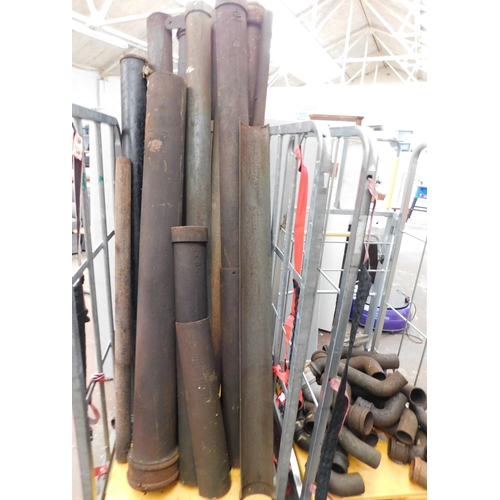 540A - Selection of vintage cast drain pipes, guttering, rain hoppers etc.