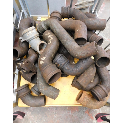 540A - Selection of vintage cast drain pipes, guttering, rain hoppers etc.