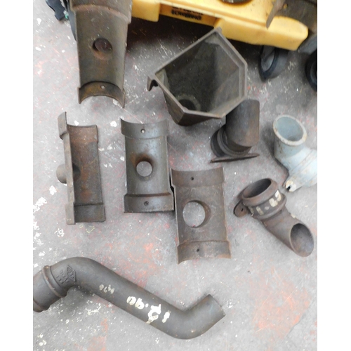 540A - Selection of vintage cast drain pipes, guttering, rain hoppers etc.