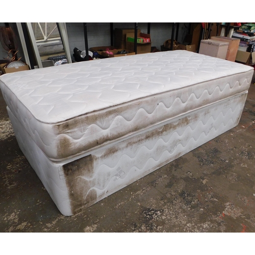 668 - Single divan base and mattress (side as seen)