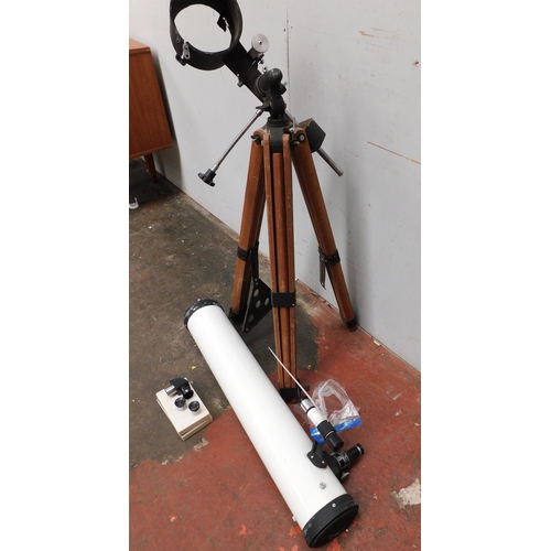 695 - Prinz Optics Astronomical Telescope Reflector model 500R & tripod